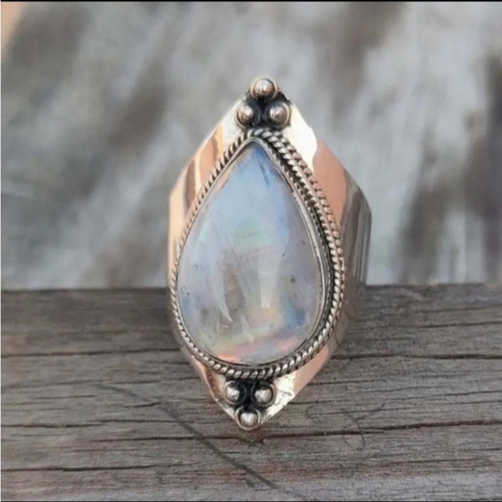 New Gorgeous Silver Opalescent Antique Style Ring. Size 8